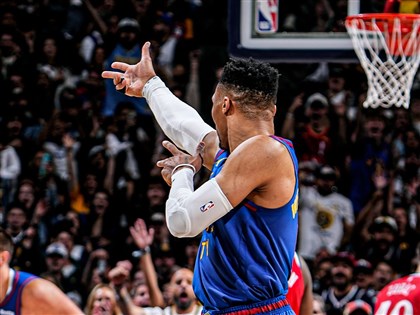 NBA約基奇準大三元  金塊擊沉快艇晉級